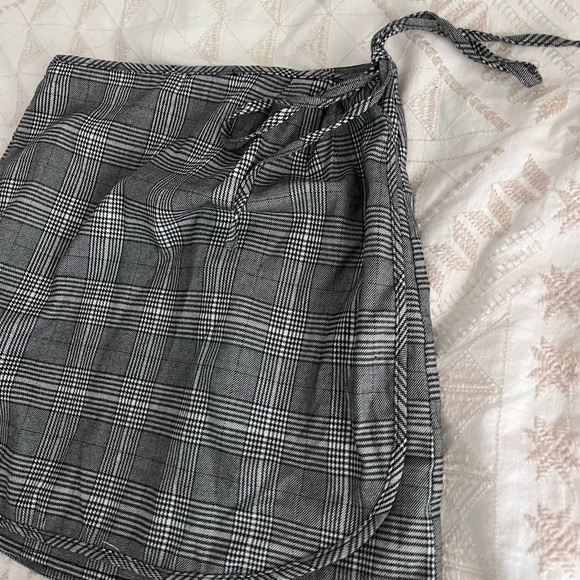 Honey Punch Gray gingham skirt set - Picture 4 of 10